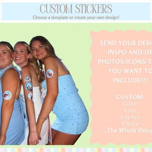 Pu&ograve; includere: Immagine che promuove adesivi personalizzati. L'immagine mostra tre persone che indossano abiti azzurri e adesivi sulle braccia. Il testo sull'immagine dice "CUSTOM STICKERS" e "SEND YOUR DESIGN INSPOS AND/OR PHOTOS/ICONS/TEXT YOU WANT TO INCLUDE!!!"