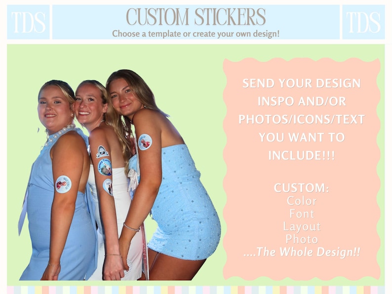 Pu&ograve; includere: Immagine che promuove adesivi personalizzati. L'immagine mostra tre persone che indossano abiti azzurri e adesivi sulle braccia. Il testo sull'immagine dice "CUSTOM STICKERS" e "SEND YOUR DESIGN INSPOS AND/OR PHOTOS/ICONS/TEXT YOU WANT TO INCLUDE!!!"