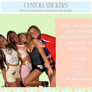 Pu&ograve; includere: L'immagine mostra quattro donne sorridenti. Il testo sull'immagine dice "CUSTOM STICKERS" e "Scegli un modello o crea il tuo design!" Il testo aggiuntivo include "INVIA IL TUO DESIGN" e "PERSONALIZZATO: Colore, Carattere, Layout, Foto...L'intero design!!"