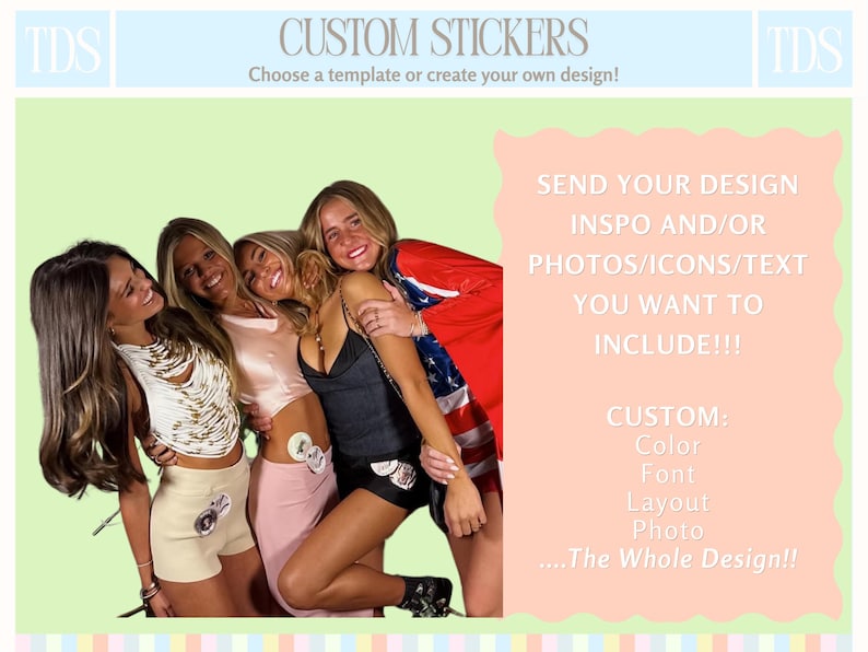 Pu&ograve; includere: L'immagine mostra quattro donne sorridenti. Il testo sull'immagine dice "CUSTOM STICKERS" e "Scegli un modello o crea il tuo design!" Il testo aggiuntivo include "INVIA IL TUO DESIGN" e "PERSONALIZZATO: Colore, Carattere, Layout, Foto...L'intero design!!"
