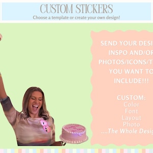Pu&ograve; includere: Immagine che promuove adesivi personalizzati. Il testo recita "CUSTOM STICKERS" e "Scegli un modello o crea il tuo design!". Una persona tiene in mano un cocktail e una torta. L'immagine dice anche "INVIA IL TUO DESIGN INSPOS E/O FOTO/ICONE/TESTO CHE VUOI INCLUDERE!!!"