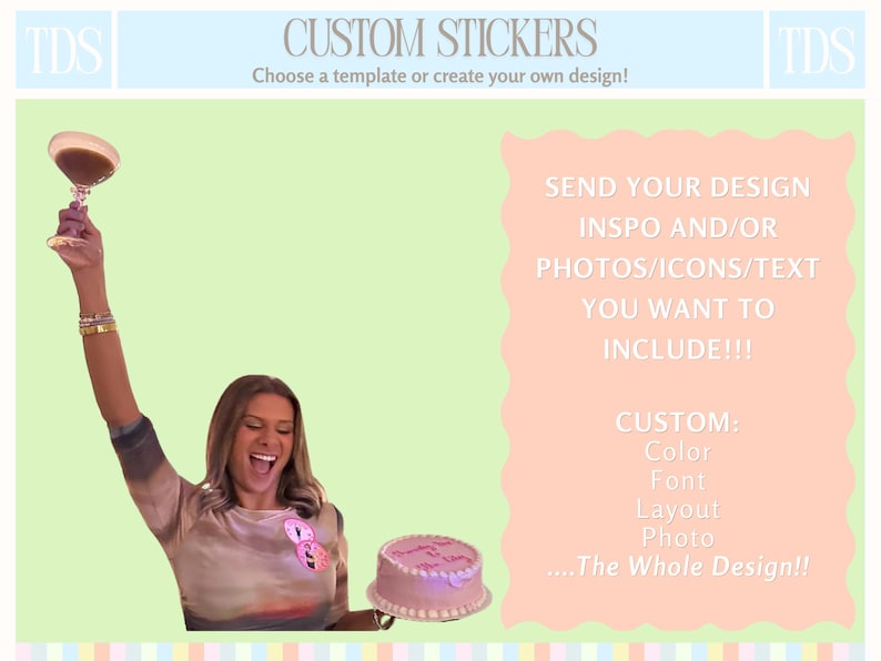 Pu&ograve; includere: Immagine che promuove adesivi personalizzati. Il testo recita "CUSTOM STICKERS" e "Scegli un modello o crea il tuo design!". Una persona tiene in mano un cocktail e una torta. L'immagine dice anche "INVIA IL TUO DESIGN INSPOS E/O FOTO/ICONE/TESTO CHE VUOI INCLUDERE!!!"