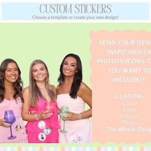 Pu&ograve; includere: Immagine che promuove adesivi personalizzati. Il testo recita "CUSTOM STICKERS" e "Scegli un modello o crea il tuo design!". Tre donne tengono in mano calici di vino con adesivi. Il testo a destra dice "INVIA IL TUO DESIGN..." e "PERSONALIZZATO: Colore, Carattere, Layout, Foto..."