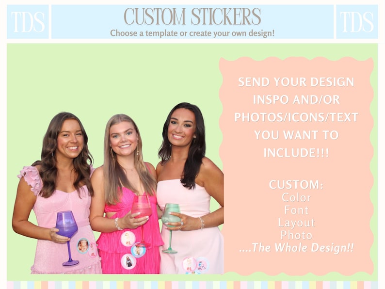 Pu&ograve; includere: Immagine che promuove adesivi personalizzati. Il testo recita "CUSTOM STICKERS" e "Scegli un modello o crea il tuo design!". Tre donne tengono in mano calici di vino con adesivi. Il testo a destra dice "INVIA IL TUO DESIGN..." e "PERSONALIZZATO: Colore, Carattere, Layout, Foto..."