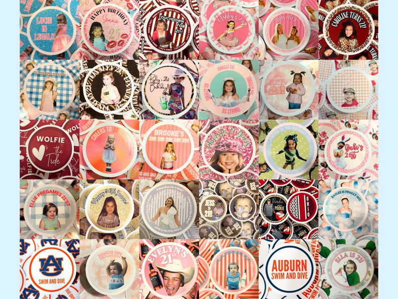 Pu&ograve; includere: Una collezione di adesivi rotondi personalizzati con foto e testo. I design includono auguri di compleanno, nomi e frasi. Gli adesivi presentano vari colori e temi, adatti per feste o eventi.