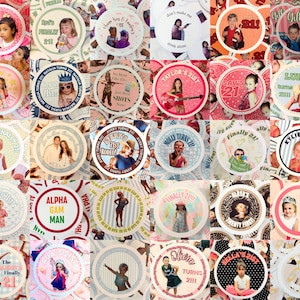 Pu&ograve; includere: Una collezione di adesivi circolari personalizzati, ciascuno con una foto e del testo. Gli adesivi presentano vari design, tra cui foto di persone, testo come "21st" e frasi come "Alpha Gam Man". Gli adesivi sono in vari colori.
