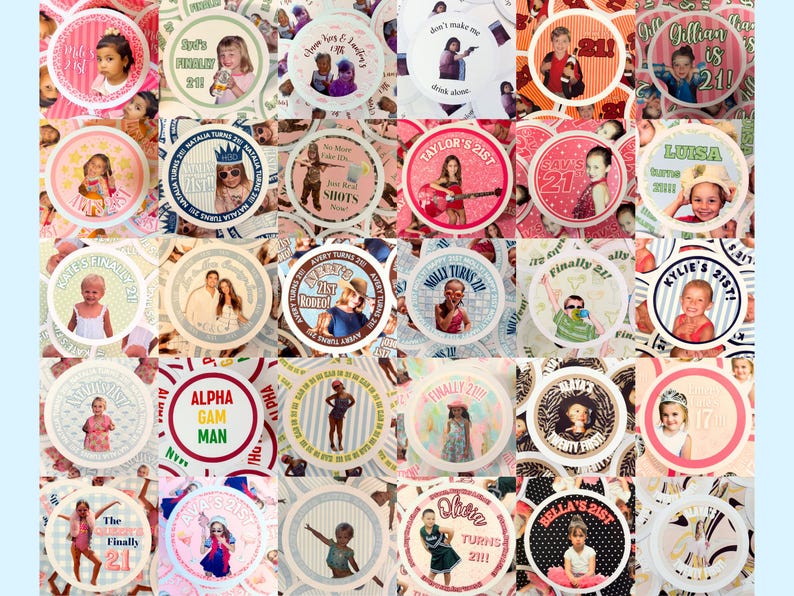 Pu&ograve; includere: Una collezione di adesivi circolari personalizzati, ciascuno con una foto e del testo. Gli adesivi presentano vari design, tra cui foto di persone, testo come "21st" e frasi come "Alpha Gam Man". Gli adesivi sono in vari colori.