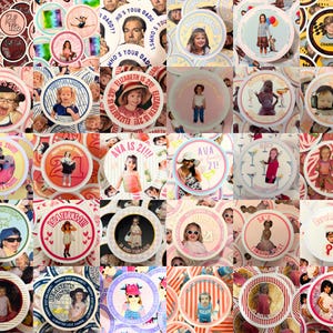 Pu&ograve; includere: Una collezione di sottobicchieri rotondi personalizzati con foto, testo ed elementi decorativi. I sottobicchieri presentano una variet&agrave; di design, inclusi temi di compleanno con testi come "Ava is 21!!!" e "Elizabeth is 21".