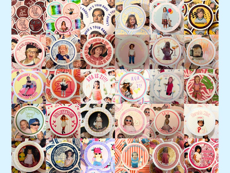Pu&ograve; includere: Una collezione di sottobicchieri rotondi personalizzati con foto, testo ed elementi decorativi. I sottobicchieri presentano una variet&agrave; di design, inclusi temi di compleanno con testi come "Ava is 21!!!" e "Elizabeth is 21".