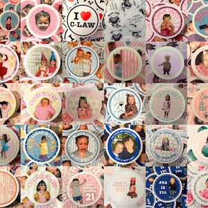Pu&ograve; includere: Un collage di adesivi circolari con foto di persone, alcuni con testo come "Buon 21&deg; compleanno" e nomi. Gli adesivi presentano vari disegni, tra cui foto, illustrazioni e testo, in una variet&agrave; di colori.