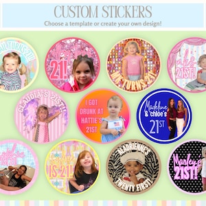 Pu&ograve; includere: Adesivi rotondi personalizzati con foto e testo, a tema compleanni. Gli adesivi presentano la scritta "21" e altre frasi. Il testo "Adesivi personalizzati" e "Scegli un modello o crea il tuo design!" sono anch'essi visibili.
