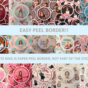 Pu&ograve; includere: Una collezione di adesivi rotondi personalizzati con foto e testo, come "Brooke's 21st!!" e "Wolfie & the Tide". Il testo "EASY PEEL BORDER!!" &egrave; visibile. &Egrave; visibile anche il testo "WHITE RING IS PAPER PEEL BORDER, NOT PART OF THE STICKER".