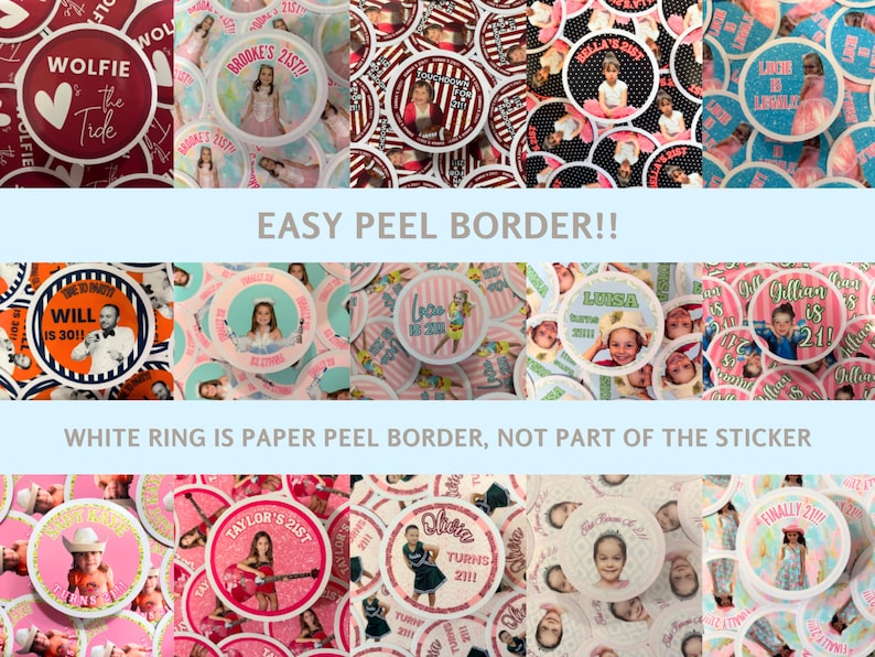 Pu&ograve; includere: Una collezione di adesivi rotondi personalizzati con foto e testo, come "Brooke's 21st!!" e "Wolfie & the Tide". Il testo "EASY PEEL BORDER!!" &egrave; visibile. &Egrave; visibile anche il testo "WHITE RING IS PAPER PEEL BORDER, NOT PART OF THE STICKER".