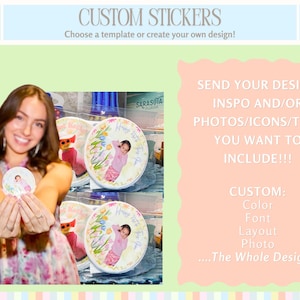 Pu&ograve; includere: L'immagine mostra adesivi personalizzati con il testo "CUSTOM STICKERS" e "Scegli un modello o crea il tuo design!". L'immagine include anche il testo "INVIA IL TUO DESIGN INSP E/O FOTO/ICONE/TESTO CHE VUOI INCLUDERE!!!". Gli adesivi presentano una foto di un bambino.
