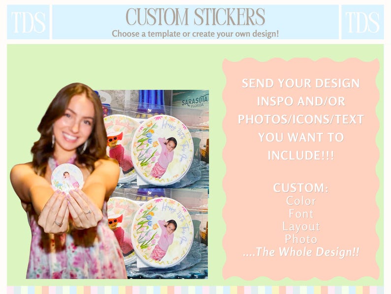 Pu&ograve; includere: L'immagine mostra adesivi personalizzati con il testo "CUSTOM STICKERS" e "Scegli un modello o crea il tuo design!". L'immagine include anche il testo "INVIA IL TUO DESIGN INSP E/O FOTO/ICONE/TESTO CHE VUOI INCLUDERE!!!". Gli adesivi presentano una foto di un bambino.