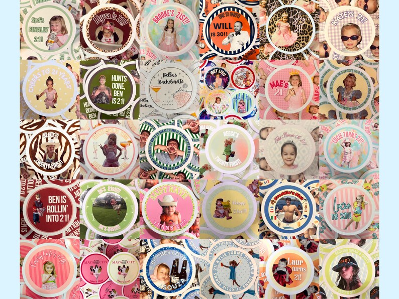 Pu&ograve; includere: Un collage di adesivi circolari con vari design. Alcuni presentano foto di persone, mentre altri hanno testo come "Brooke's 21st!!" e "Hunts Done Ben Is 21!!". Gli adesivi sono colorati e festosi, adatti alle feste.