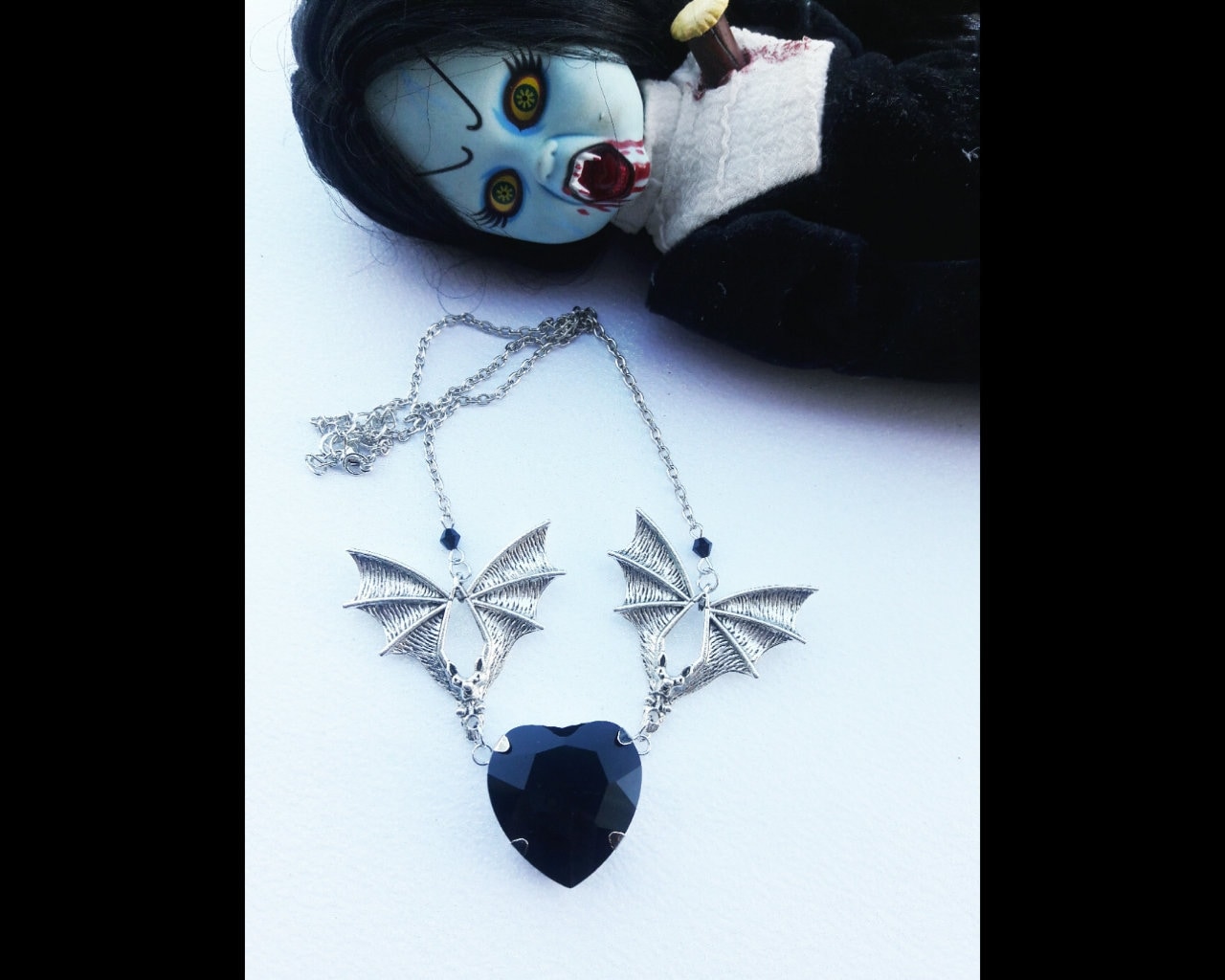 Collana Con Ciondolo A Pipistrello Alchemy Gothic - Cuore Alato Con Cristallo Rosso Romance P900