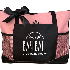 Może przedstawiać: R&oacute;żowa i czarna torba typu tote z siateczkową kieszenią i czarną kieszenią z napisem "Baseball Mom" i grafiką baseballową.