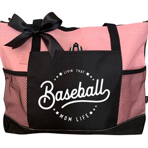 Op de afbeelding: Roze en zwarte tote bag met een mesh-vak en een zwart vak met de tekst "Livin' That Baseball Mom Life" in wit.