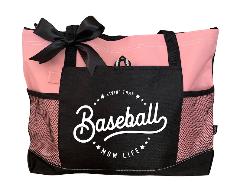 Op de afbeelding: Roze en zwarte tote bag met een mesh-vak en een zwart vak met de tekst "Livin' That Baseball Mom Life" in wit.