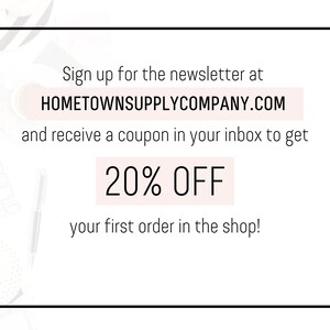 Puede incluir: Texto blanco sobre fondo negro con un rect&aacute;ngulo rosa detr&aacute;s del texto. El texto dice: "Reg&iacute;strese para recibir el bolet&iacute;n informativo en HOMETOWNSUPPLYCOMPANY.COM y reciba un cup&oacute;n en su bandeja de entrada para obtener un 20% de descuento en su primer pedido en la tienda!"