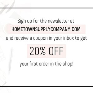 Puede incluir: Texto blanco sobre fondo negro con un rect&aacute;ngulo rosa detr&aacute;s del texto. El texto dice: "Reg&iacute;strese para recibir el bolet&iacute;n informativo en HOMETOWNSUPPLYCOMPANY.COM y reciba un cup&oacute;n en su bandeja de entrada para obtener un 20% de descuento en su primer pedido en la tienda!"