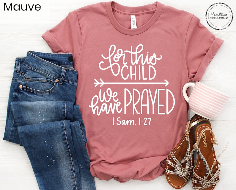 K&ouml;nnte beinhalten: Mauvefarbenes T-Shirt mit dem Text "For this child we have prayed I Sam. 1:27" in wei&szlig;en Buchstaben.