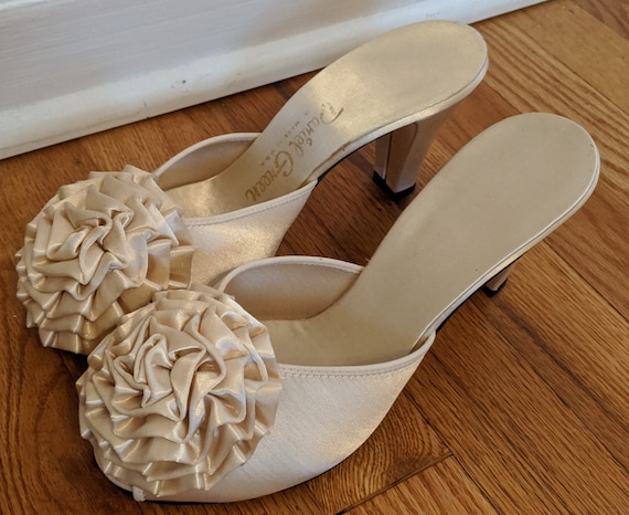 Vintage 1940s NOS Ivory Satin Boudoir Heeled Shoes