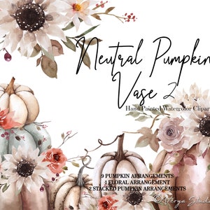 Könnte beinhalten: Aquarell-Clipart mit einem neutralen Farbschema aus beige, braunen und weißen Kürbissen in einer Vasen-Arrangement. Die Kürbisse sind mit floralen Akzenten verziert und der Text "Neutral Pumpkin Vase 2" und "Hand Painted Watercolor Clipart" ist im Bild enthalten.