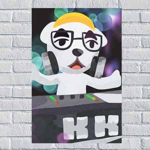 以下が含まれることがあります： 黄色い帽子と眼鏡をかけた白い犬がDJをしています。犬はヘッドホンを着けて、DJミキサーの後ろに立っています。背景は濃い青色で、紫と緑のライトが点滅しています。ミキサーの下には白い文字で「KK」と書かれています。