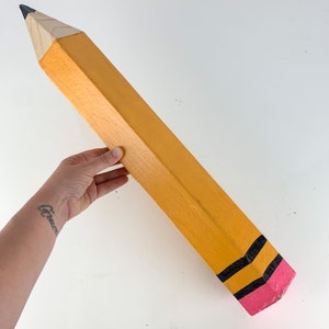 Lápiz de cartón con número 2 de gran tamaño, estilo pop art vintage, pintado a mano, arte popular, lápiz vintage, lápiz de gran tamaño, arte divertido