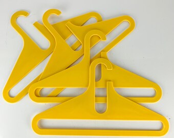 Vintage Set 4 Atomic yellow Plastic Clothes Hangers Danilo Silvestrin Atomic Mcm, Retro coat hanger
