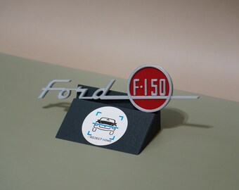 Emblemat na masce Forda F150 z 1955 r. w kolorze srebrnym i czerwonym — druk 3D — projekt Howe