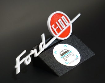 Emblemat na masce Forda F100 z 1955 r. w kolorze srebrnym i czerwonym — druk 3D — projekt Howe
