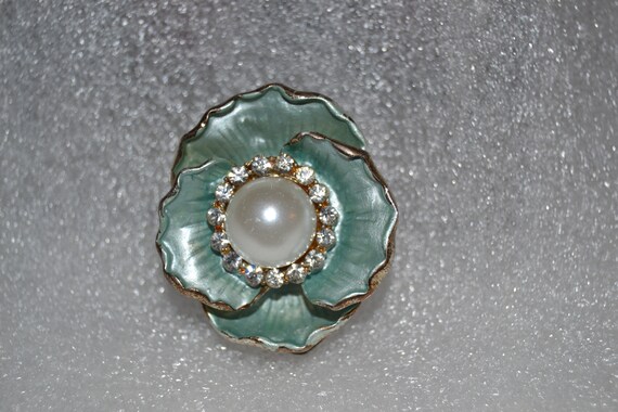 Vintage Clip Brooch Blue Flower with Pearl to Centre Surrounded by Rhinestones