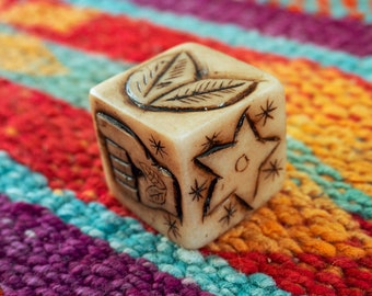 Gran cubo oráculo de piedra de alabastro para tu altar, con relieve