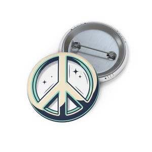 Character Pin Button: Kawaii Alien, Pop Art Face Badge – Glossy Mylar Accessory