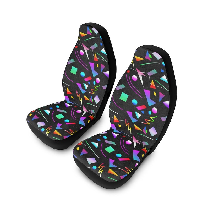 Puede incluir: Dos fundas para asientos de coche negras con un patr&oacute;n geom&eacute;trico colorido. El patr&oacute;n presenta colores brillantes como rosa, azul, verde y amarillo. El patr&oacute;n recuerda al estilo de los a&ntilde;os 80 y 90.