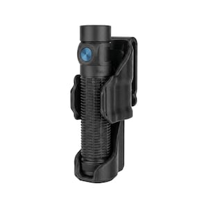 Op de afbeelding: Zwarte zaklamp met een getextureerde grip, blauwe knop en het woord "Baton" aan de zijkant. De zaklamp zit in een zwarte holster met een riemclip. De zaklamp is cilindrisch en lijkt van metaal te zijn.