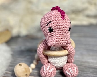 pendentif dinosaure au crochet | en vieux rose | chaîne de poussette au crochet | Cadeau de naissance | Cadeau de grossesse | Cadeau de fête de naissance