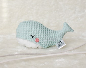 personalisiertes Walfisch-Kissen | Mint | Taufgeschenk für Patenkind | Geschenk zur Geburt | Kuscheltier | Babyparty Geschenk | Schrift weiß