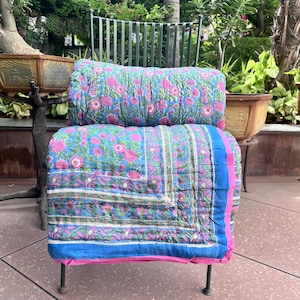 Wendbare indische Tagesdecke mit handbedrucktem Blockdruck, 152 x 229 cm, Baumwolldecke, blau mit rosa Blumenmuster, leichte Dohar-Decke