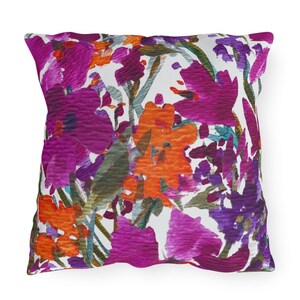Almofada para área externa com estampa de jardim pintado | Resistente à água e aos raios UV, com flores vibrantes em tons de rosa, laranja e roxo. imagem 5