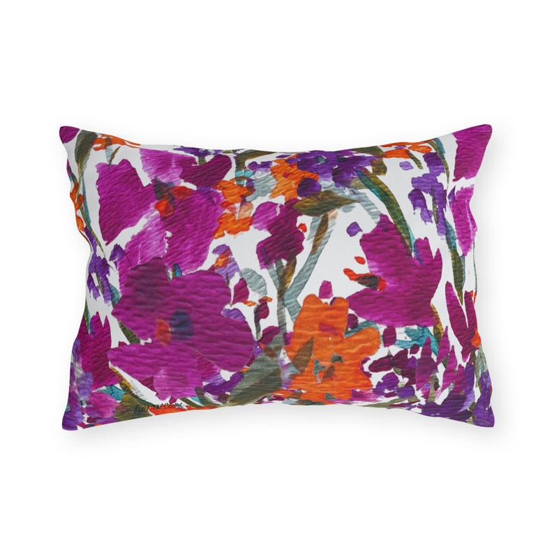 Almofada para área externa com estampa de jardim pintado | Resistente à água e aos raios UV, com flores vibrantes em tons de rosa, laranja e roxo. imagem 7