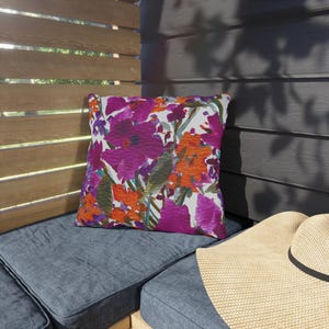 Almofada para área externa com estampa de jardim pintado | Resistente à água e aos raios UV, com flores vibrantes em tons de rosa, laranja e roxo. imagem 10