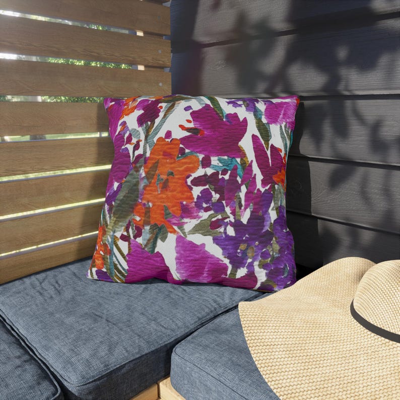 Almofada para área externa com estampa de jardim pintado | Resistente à água e aos raios UV, com flores vibrantes em tons de rosa, laranja e roxo. imagem 12