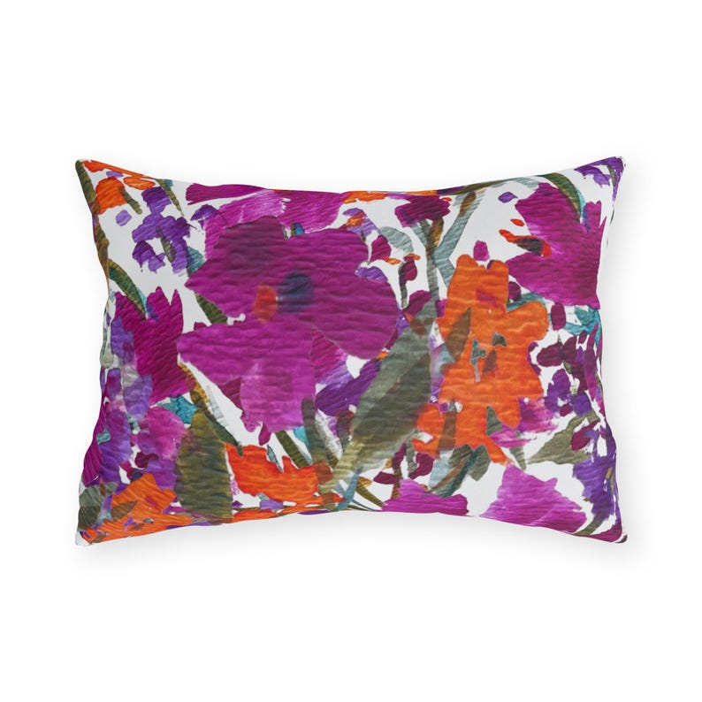 Almofada para área externa com estampa de jardim pintado | Resistente à água e aos raios UV, com flores vibrantes em tons de rosa, laranja e roxo. imagem 3