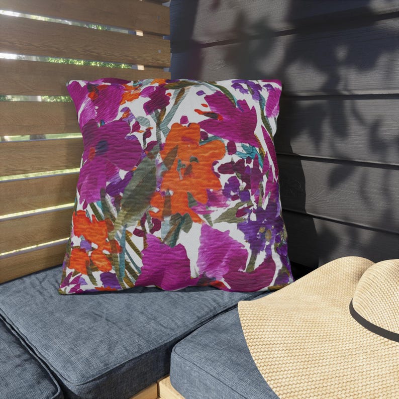 Almofada para área externa com estampa de jardim pintado | Resistente à água e aos raios UV, com flores vibrantes em tons de rosa, laranja e roxo. imagem 13