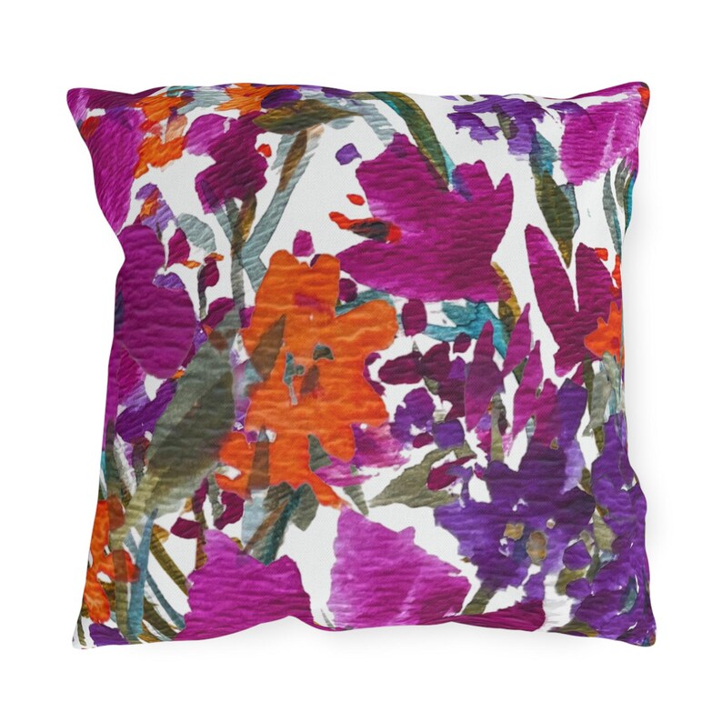 Almofada para área externa com estampa de jardim pintado | Resistente à água e aos raios UV, com flores vibrantes em tons de rosa, laranja e roxo. imagem 4