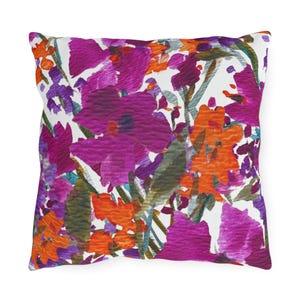 Almofada para área externa com estampa de jardim pintado | Resistente à água e aos raios UV, com flores vibrantes em tons de rosa, laranja e roxo. imagem 2